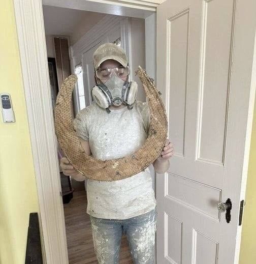 😳 We Found This Strange Cloth-and-Wood Object Hidden in Our 1854 Home’s Bathroom Ceiling — It Moves When Touched and No One Knows What It Is… Check the First Comment 👇